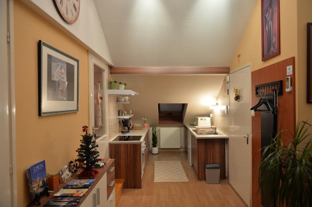 Sopron Eszter Apartman Apartment Bilik gambar